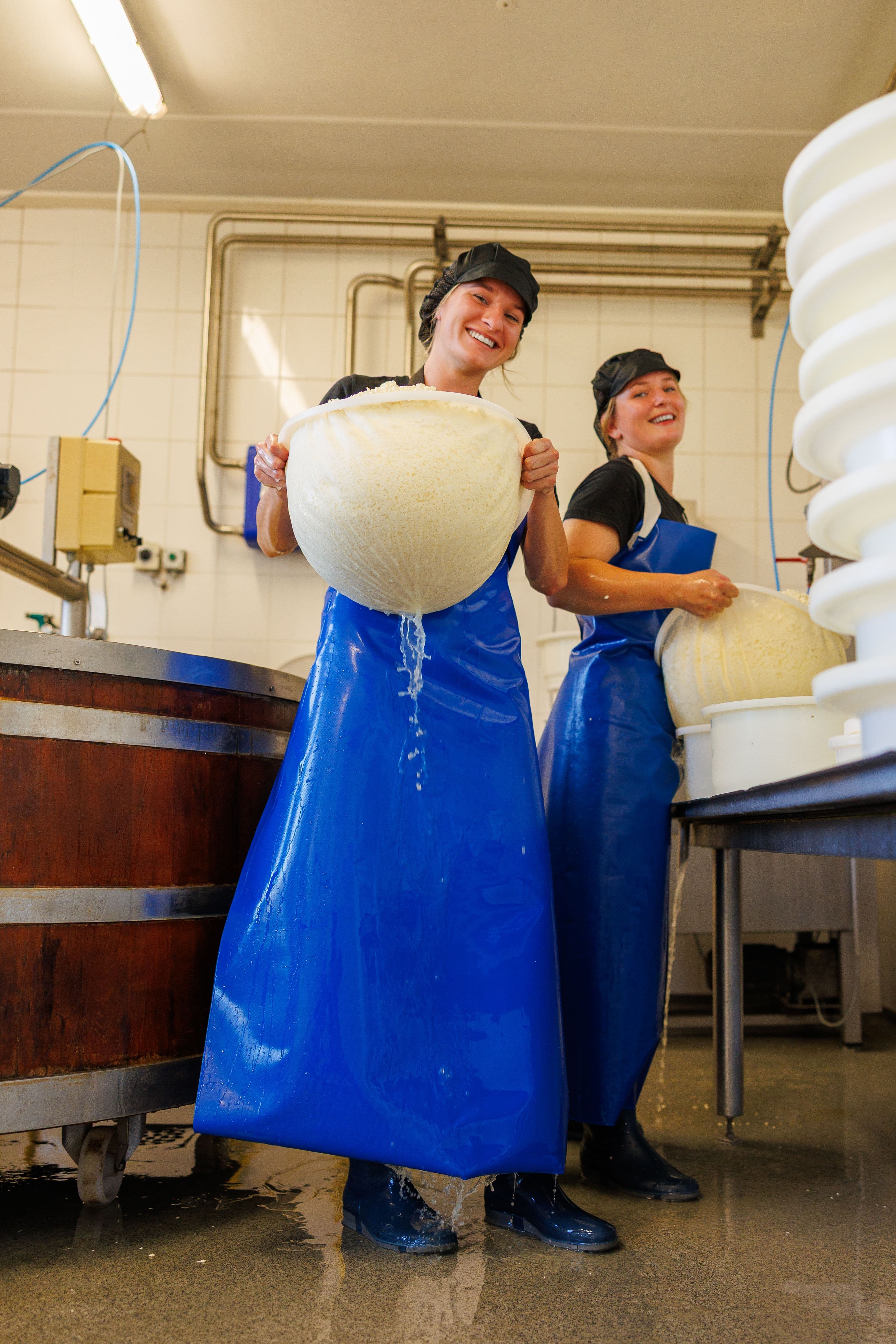 Jonge boerin maakt boerenkaas.