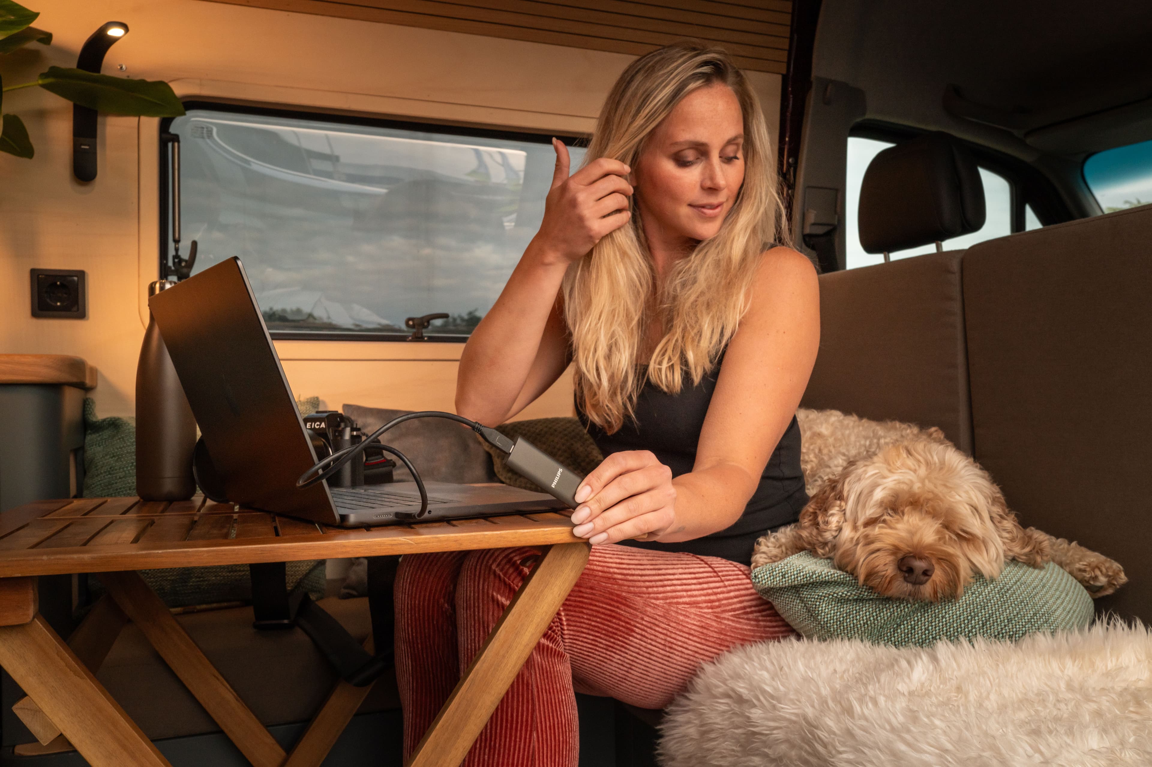 Kanne blonde vrouw in een kamer met een SSD-kaart.