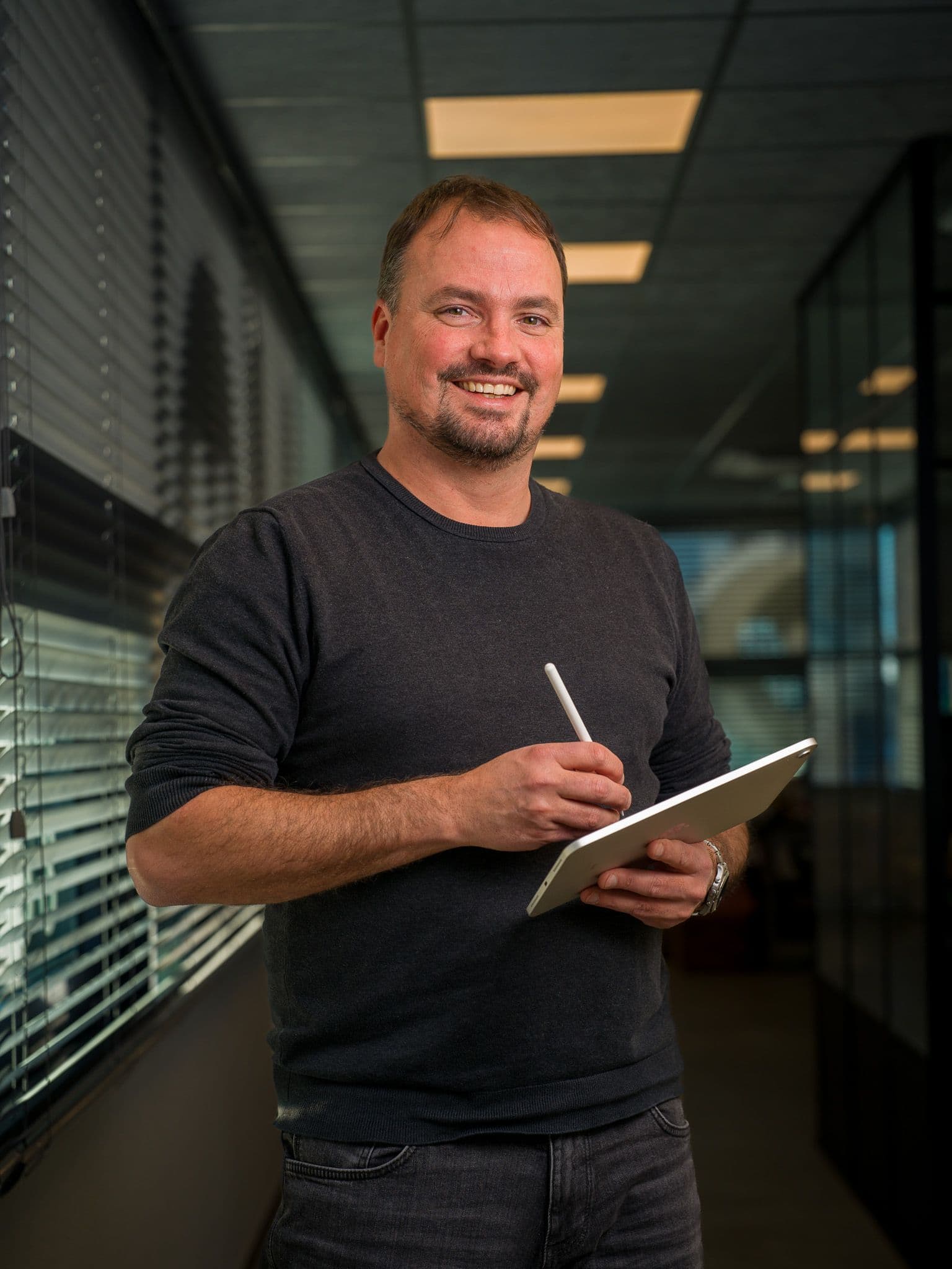 Nicolas Trottier met een iPad en een pen.